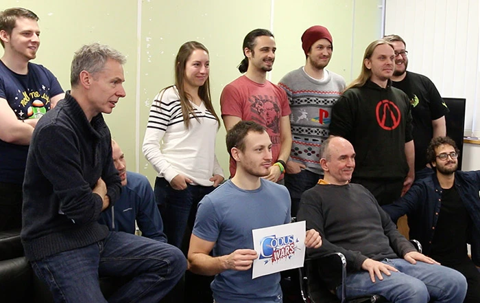 Molyneux (sentado) e a equipe da 22Cans no lançamento de Godus Wars.