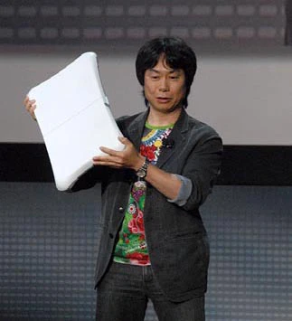 Miyamoto apresentando o Wii Balance Board, em 2007.