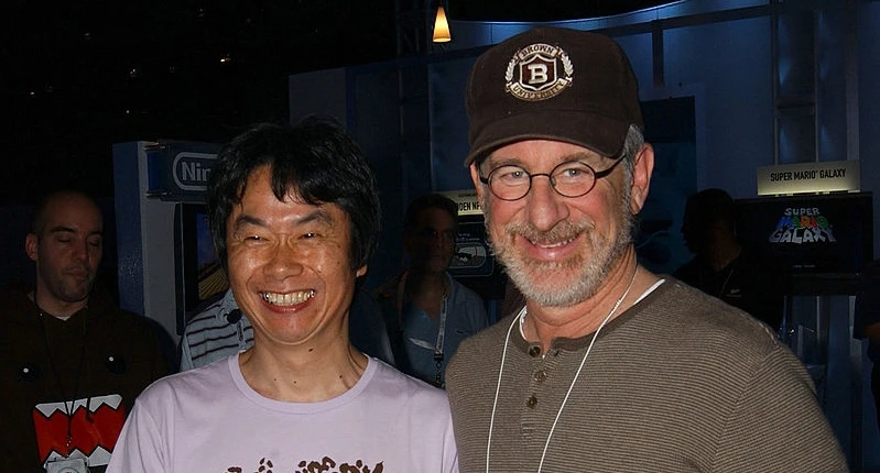 Miyamoto com Steven Spielberg na E3 2006: ambos compartilham da visão de que videogames não devem tentar "copiar" filmes.