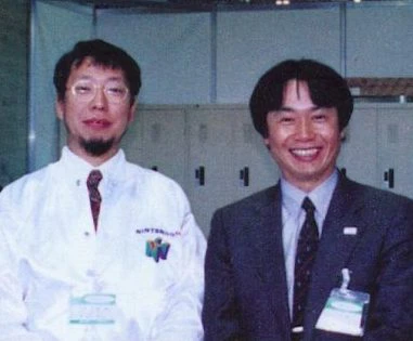 Takashi Tezuka e Miyamoto em 1995, durante promoções do Nintendo 64.