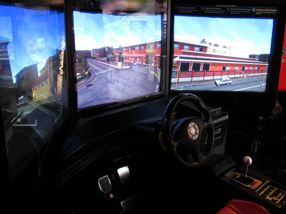 Cabine com três monitores do arcade Ferrari F355 Challenge