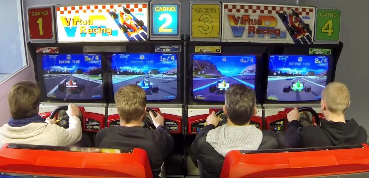 Arcade Virtua Racing no modo de quatro jogadores.