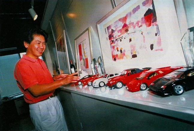 Yu Suzuki com sua coleção de modelos de carro